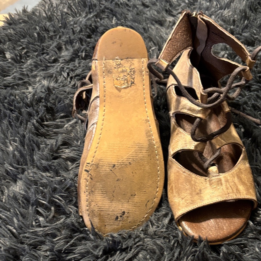 Elegant Tan Leather Women's Sandals - Picture 3 of 4